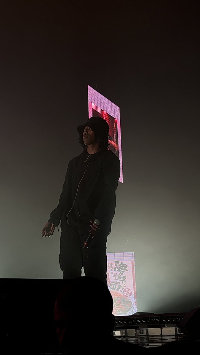 SolaLuneaccount's tweet photo. Meilleur concert de ma vie, sachez le. https://t.co/RiXme9jJyF