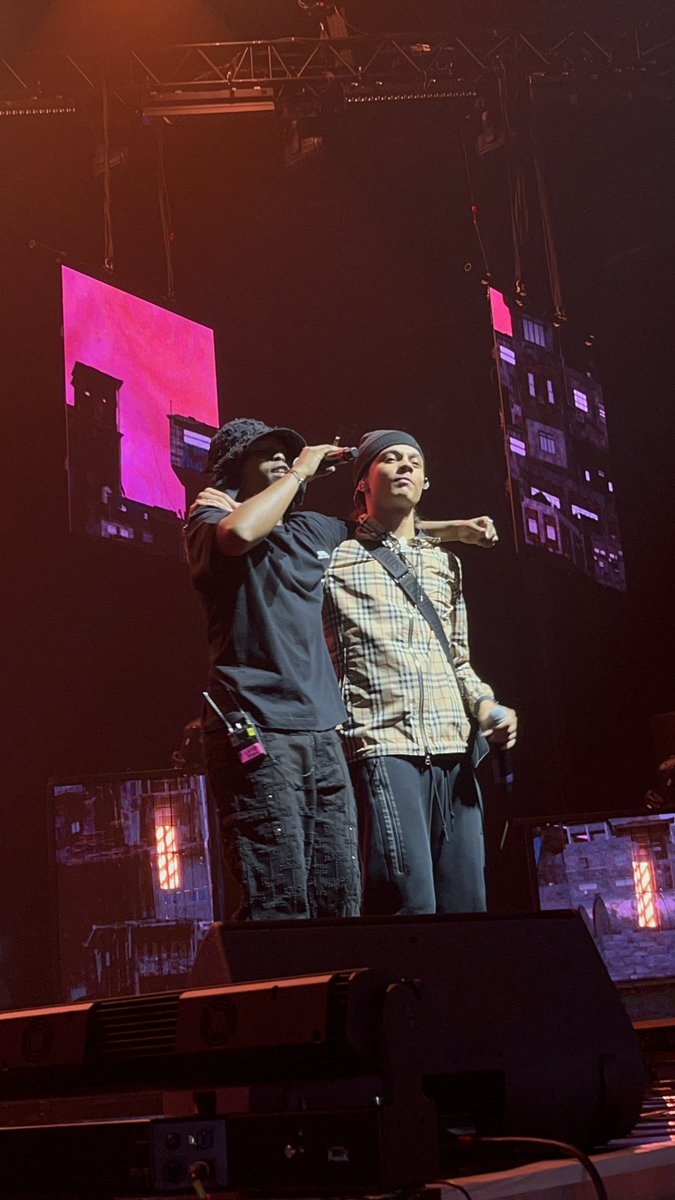SolaLuneaccount's tweet photo. Meilleur concert de ma vie, sachez le. https://t.co/RiXme9jJyF