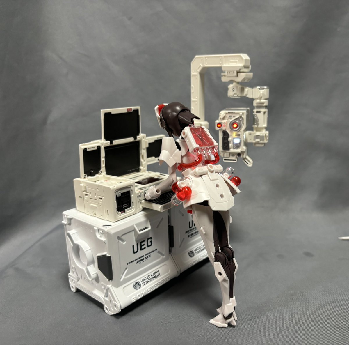 shitopiccyan's tweet image. #52TOYS #INFINITYBOX 新作 550C &amp;amp; 550W 到着。
BOX型からPCとセンサー？に分離。
別売りの電池でセンサーが発光。

持ってる人は分かると思うけど、想像よりめっちゎ複雑な変形プロセスだった。
33ステップもあったぞw
いや、カッコいいからいいけども。

変形動画あったわ