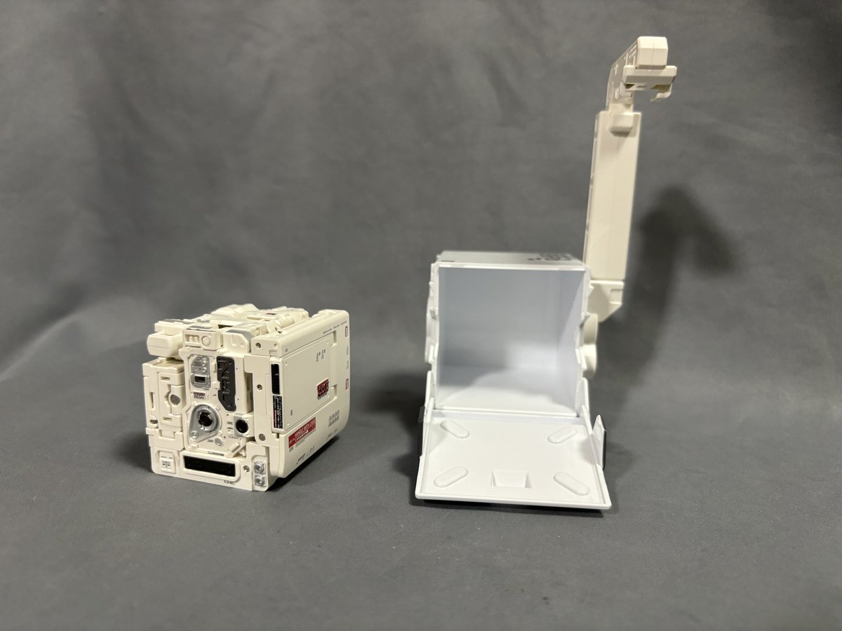 shitopiccyan's tweet image. #52TOYS #INFINITYBOX 新作 550C &amp;amp; 550W 到着。
BOX型からPCとセンサー？に分離。
別売りの電池でセンサーが発光。

持ってる人は分かると思うけど、想像よりめっちゎ複雑な変形プロセスだった。
33ステップもあったぞw
いや、カッコいいからいいけども。

変形動画あったわ