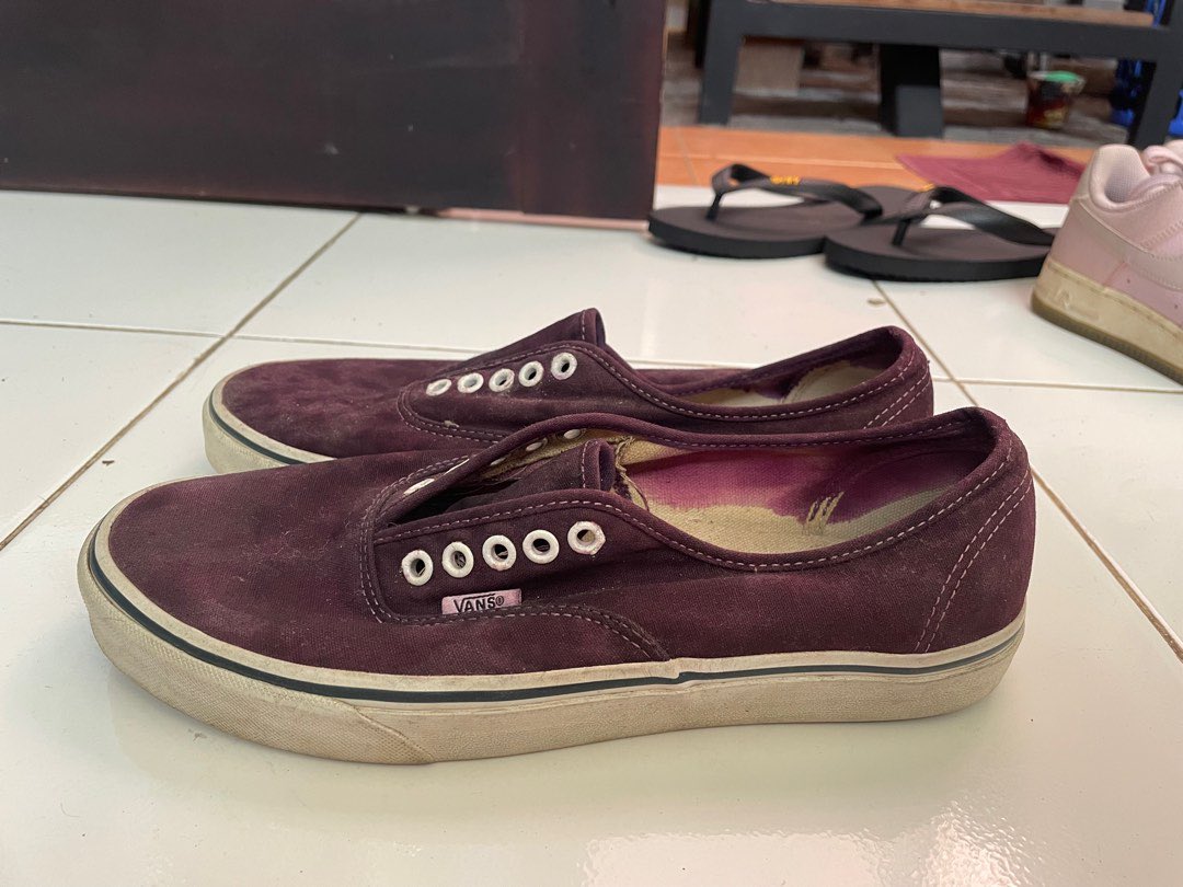 toci_'s tweet photo. Check out 'Vans Authentic', available at Rp 200.000 on #Carousell https://t.co/OlBWk1RzWf https://t.co/Cez5Jp7Yvy