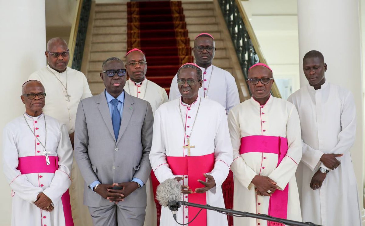 Le Président @PR_Diomaye a reçu, cet après-midi, une délégation du clergé conduite par l’archevêque de Dakar. Ce dernier s’est félicité de l’engagement renouvelé du chef de l’État à accompagner l’église sénégalaise dans la réalisation de ses projets prioritaires.