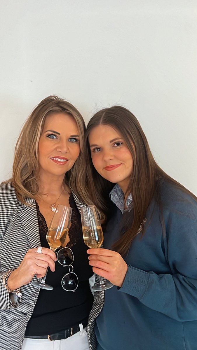 jules_mahon's tweet image. Graduation day for my mini me #superproud ❤️❤️