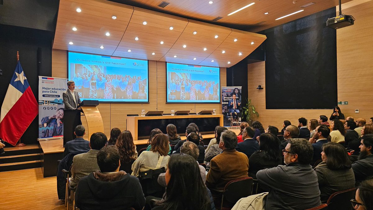supereduc_cl's tweet photo. #SupereducTeCuenta | Y agradecemos a las funcionarias y funcionarios Supereduc, quienes junto a Directores/as Regionales y jefaturas de Divisiones participaron de manera presencial y remota en esta instancia de evaluación y proyección institucional. https://t.co/cXKxaVDmLr
