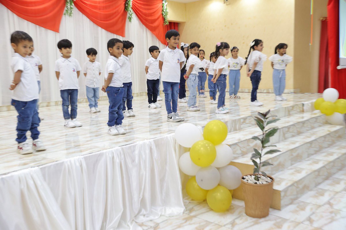 K_S_S_News's tweet photo. نظمت مدرسة براعم الخابورة الخاصة حفلا بمناسبة ختام العام الدراسي 2023-2024
وذلك تحت رعاية الفاضلة / موزة بنت عبدالله الحوسنية رئيسة جمعية المرأة العمانية بالخابورة بحضور الهيئة الإدارية والتعليمية للمدرسة وأولياء الأمور والمدعوين ثم بدأت فقرات الحفل بآيات من القرآن الكريم ، وكل��ة رئيسة مجلس إدارة المدرسة استهلتها بالشكر والثناء لراعية الحفل والحضور وتطرقت في كلمتها لإنجازات المدرسة خلال العام الحالي مؤكدة بأن المدرسة تسير على خطى ثابتة وتطور مستمر من عام إلى أخر وتواكب التحديثات التي يشهدها العالم باستمرار ثم توالت فقرات الحفل حتى لحظة التكريم والتي أبهجت الجميع حيث تم تكريم جميع معلمات وطلبة المدرسة ثم قدمت إدارة المدرسة هدية تذكارية لرعاية الحفل .
@NbatnaMoe