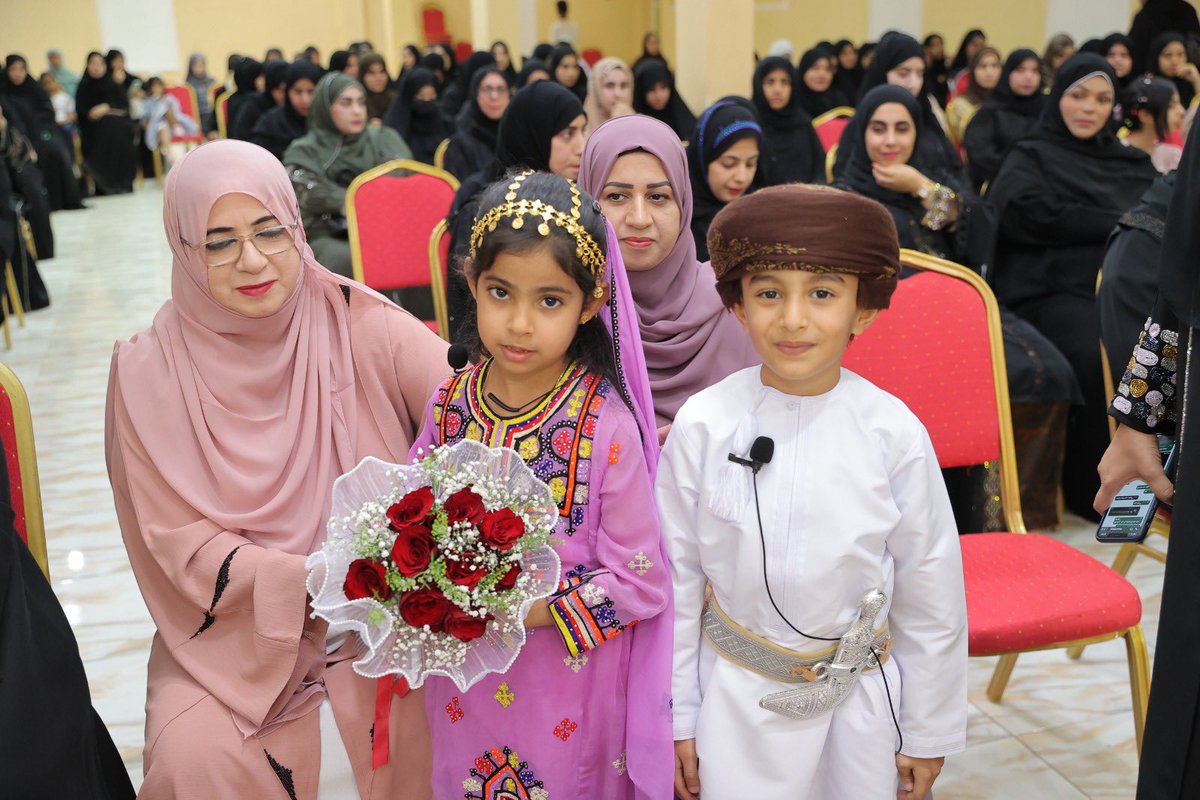 K_S_S_News's tweet photo. نظمت مدرسة براعم الخابورة الخاصة حفلا بمناسبة ختام العام الدراسي 2023-2024
وذلك تحت رعاية الفاضلة / موزة بنت عبدالله الحوسنية رئيسة جمعية المرأة العمانية بالخابورة بحضور الهيئة الإدارية والتعليمية للمدرسة وأولياء الأمور والمدعوين ثم بدأت فقرات الحفل بآيات من القرآن الكريم ، وكل��ة رئيسة مجلس إدارة المدرسة استهلتها بالشكر والثناء لراعية الحفل والحضور وتطرقت في كلمتها لإنجازات المدرسة خلال العام الحالي مؤكدة بأن المدرسة تسير على خطى ثابتة وتطور مستمر من عام إلى أخر وتواكب التحديثات التي يشهدها العالم باستمرار ثم توالت فقرات الحفل حتى لحظة التكريم والتي أبهجت الجميع حيث تم تكريم جميع معلمات وطلبة المدرسة ثم قدمت إدارة المدرسة هدية تذكارية لرعاية الحفل .
@NbatnaMoe
