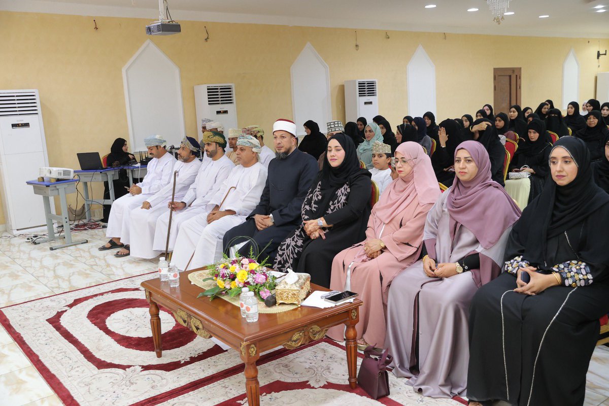 K_S_S_News's tweet photo. نظمت مدرسة براعم الخابورة الخاصة حفلا بمناسبة ختام العام الدراسي 2023-2024
وذلك تحت رعاية الفاضلة / موزة بنت عبدالله الحوسنية رئيسة جمعية المرأة العمانية بالخابورة بحضور الهيئة الإدارية والتعليمية للمدرسة وأولياء الأمور والمدعوين ثم بدأت فقرات الحفل بآيات من القرآن الكريم ، وكل��ة رئيسة مجلس إدارة المدرسة استهلتها بالشكر والثناء لراعية الحفل والحضور وتطرقت في كلمتها لإنجازات المدرسة خلال العام الحالي مؤكدة بأن المدرسة تسير على خطى ثابتة وتطور مستمر من عام إلى أخر وتواكب التحديثات التي يشهدها العالم باستمرار ثم توالت فقرات الحفل حتى لحظة التكريم والتي أبهجت الجميع حيث تم تكريم جميع معلمات وطلبة المدرسة ثم قدمت إدارة المدرسة هدية تذكارية لرعاية الحفل .
@NbatnaMoe