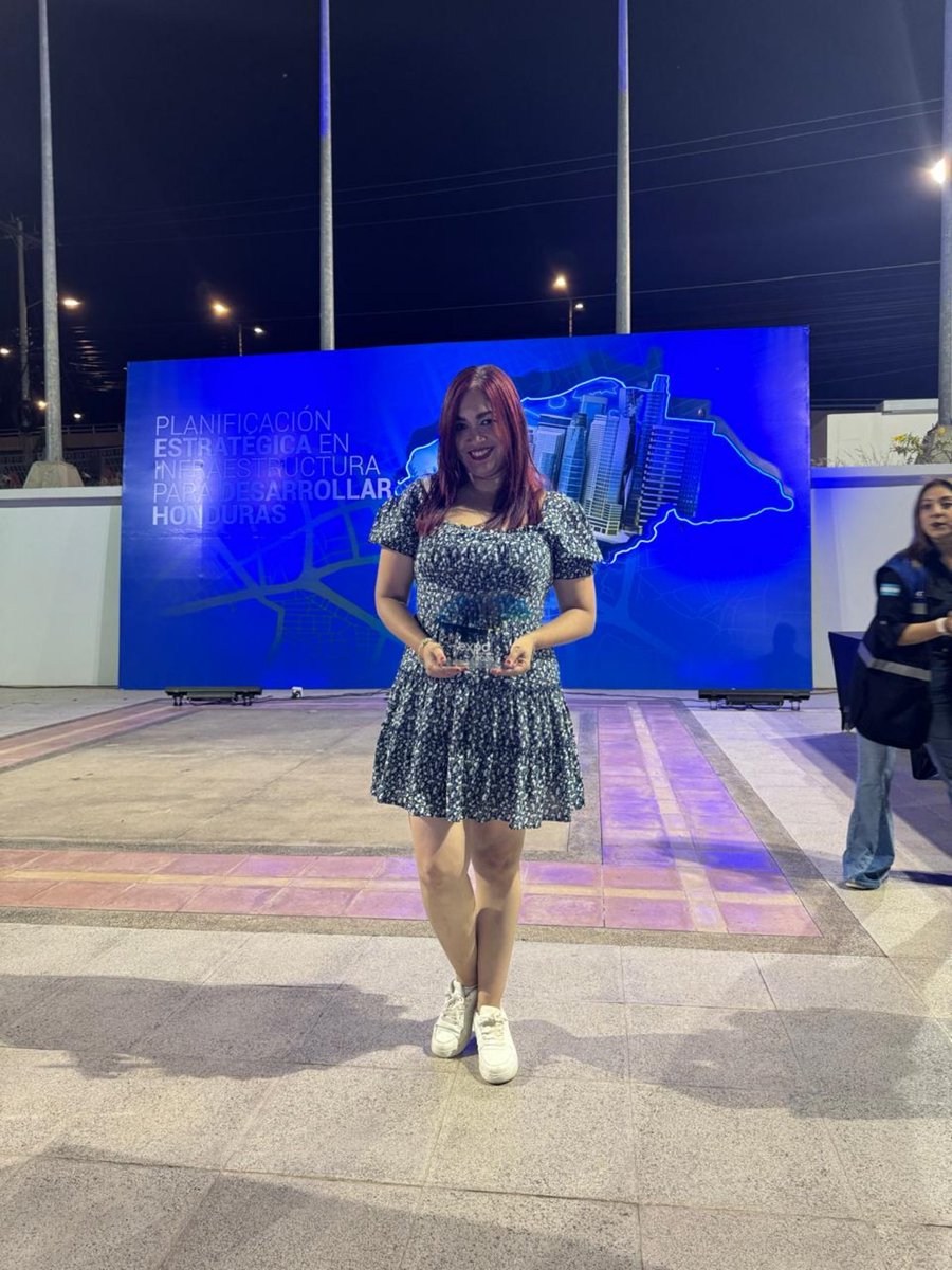 AnaBurgos1523's tweet photo. Hola buenos días, 🥳🥳😊aquí les comparto, gracias a Dios me permite ir avanzando, en este camino tan accidentado como el relieve de nuestro país.🇭🇳❤️
Reconocimiento en la #Expoconstruye2024 #KatodosBIMCenter
#CypeSoftware. https://t.co/aA1Ja5wMfX