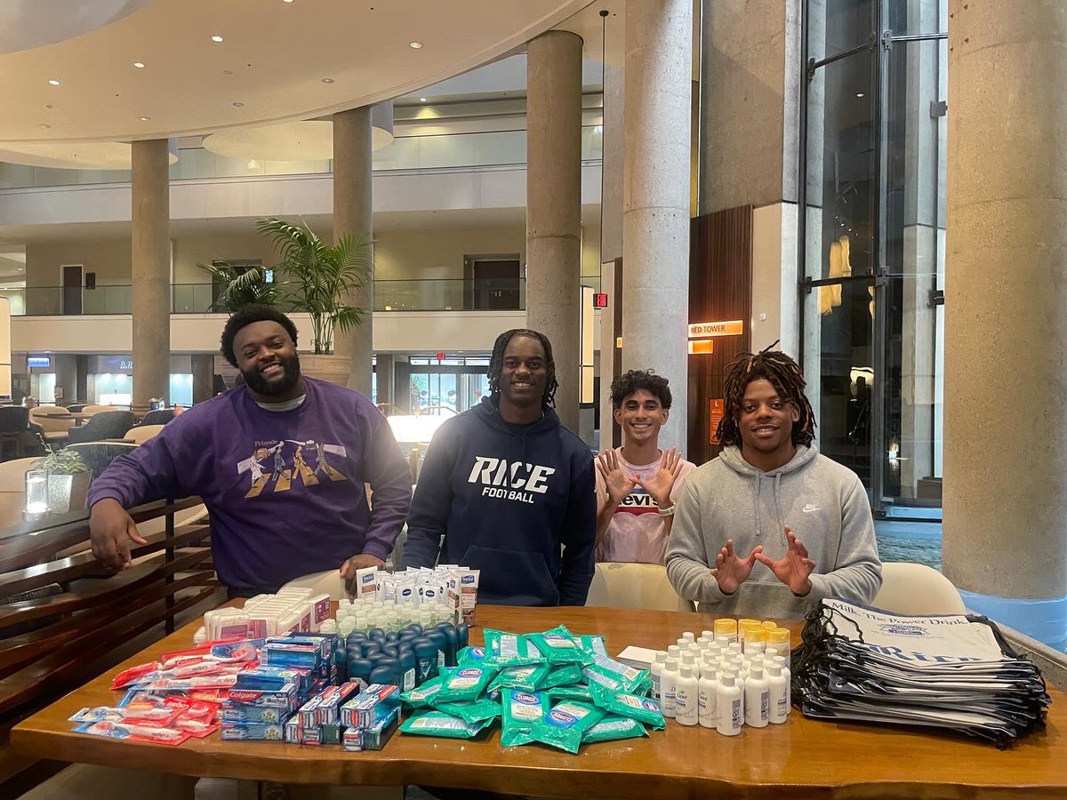 RiceOwlsSOAR's tweet image. Rice Owls 🤝 Los Angeles Community Service 
We kicked off our time at the #2024BSAS by having packing hygiene kits for the men and women of LA in support of @ProjectRopa!
