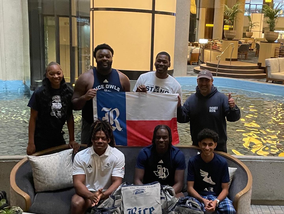 RiceOwlsSOAR's tweet image. Rice Owls 🤝 Los Angeles Community Service 
We kicked off our time at the #2024BSAS by having packing hygiene kits for the men and women of LA in support of @ProjectRopa!