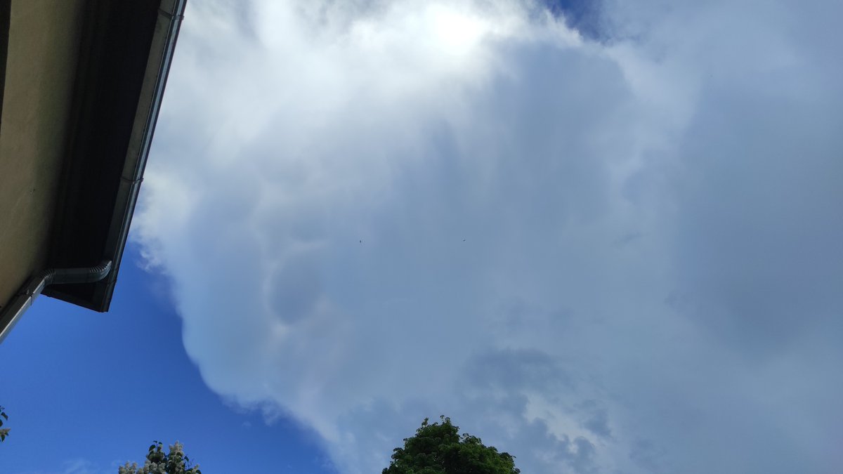 wikt0rrs's tweet image. Šīs dienas negaisa mākonis Rīgā, Purvciemā, kas pagāja garām ar dažiem pērkona dārdiem un vienu šautru. ⚡️
#maijs #siltums #negaiss 
@LVGMC_Meteo