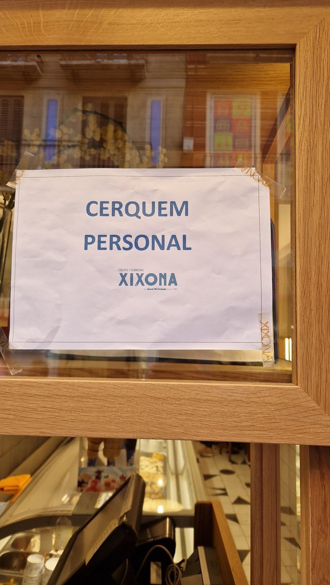 Juanmi2616's tweet photo. @Virgili7 com veus aquest cartell? Crec que és el 1r que vec on el verb "cercar" substitueix a "es busca". https://t.co/o6uQwc2Zy0