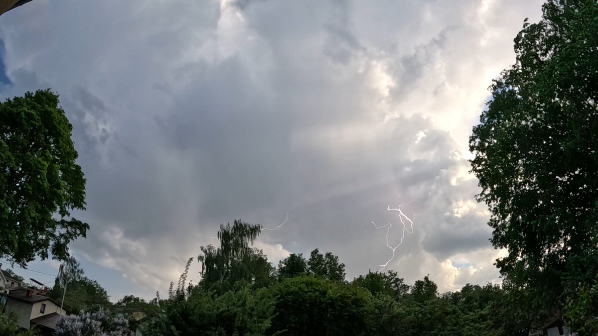 wikt0rrs's tweet image. Šīs dienas negaisa mākonis Rīgā, Purvciemā, kas pagāja garām ar dažiem pērkona dārdiem un vienu šautru. ⚡️
#maijs #siltums #negaiss 
@LVGMC_Meteo