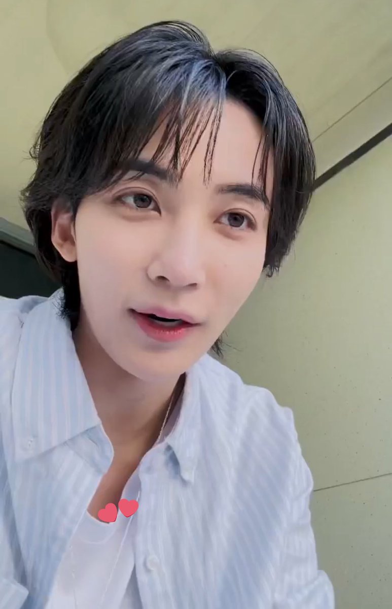Pyung1004's tweet photo. 잠만…
4월에 정한이 야외스케줄 하다가 위라켜서 라면먹었을 때가
청춘찬가 뮤비 찍던날이었던거였나봐

바지랑 속에 입은 티랑 목걸이까지 똑같아🥹 https://t.co/xoxB9koWFN
