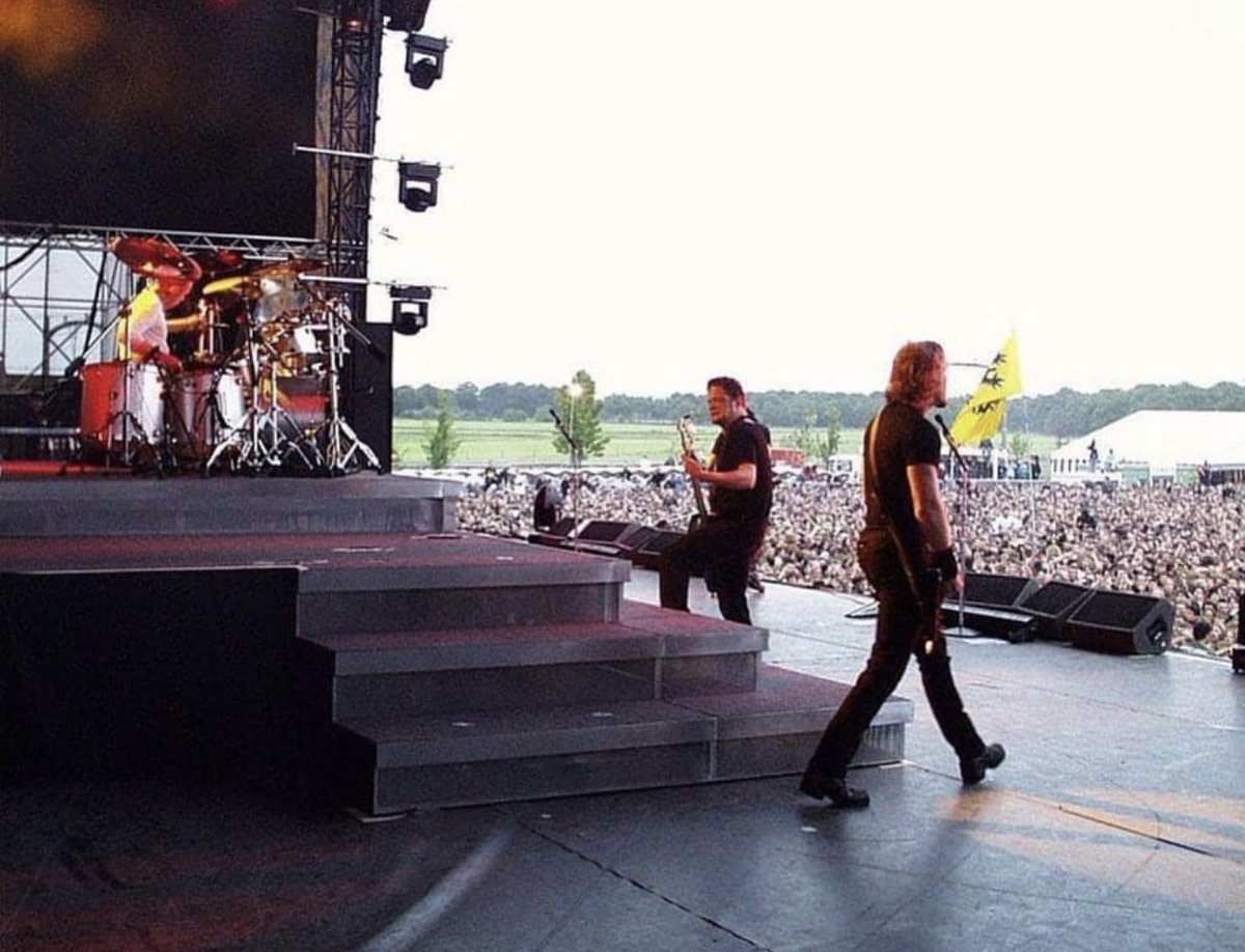 MetSince1981's tweet photo. 📸 @Metallica: Presentación en el “Dynamo Open Air’99” en Landgoed Gulbergen de Eindhoven, Holanda 🇳🇱 23 de Mayo 1999.
#Metallica #DynamoOpenAir #DynamoOpenAir99 #TheGarageRemainsTheSame #FifthMember #MetFans #MetFamily #MS81 #METALLICASince1981 https://t.co/iblNFTWwKE