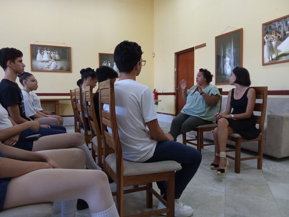 Esta mañana, funcionarias de @CubaMINREX visitaron la @Cuba_ENBallet. Allí sostuvieron conversatorio con un grupo de estudiantes de 9° grado, con quienes intercambiaron sobre la política de asfixia económica que el gobierno EEUU aplica🆚#Cuba 🇨🇺: el bloqueo. #MejorSinBloqueo