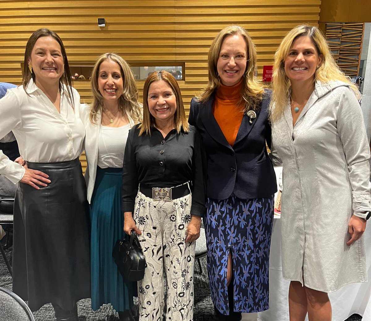 Hoy en el lanzamiento de la versión No.15 del Premio al Mérito Empresarial <a href="/premioMESB/">PREMIO AL MÉRITO EMPRESARIAL</a>, reconocimiento a las empresas y empresarios quienes han demostrado ser modelos a seguir desde cada uno de sus sectores
 Gracias <a href="/camaracomerbog/">Cámara de Comercio de Bogotá</a> y <a href="/unisimon/">Unisimón</a> por la invitación

<a href="/MAlejandraNeira/">Ma. Alejandra Neira</a>