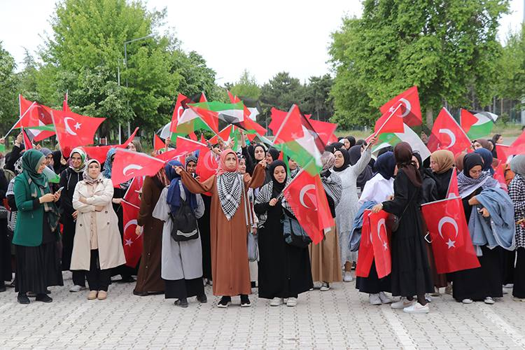 Elazığ’da Fırat Üniversitesi öğrencileri, işgalci İsrail’in Gazze'ye saldırılarını protesto etti.