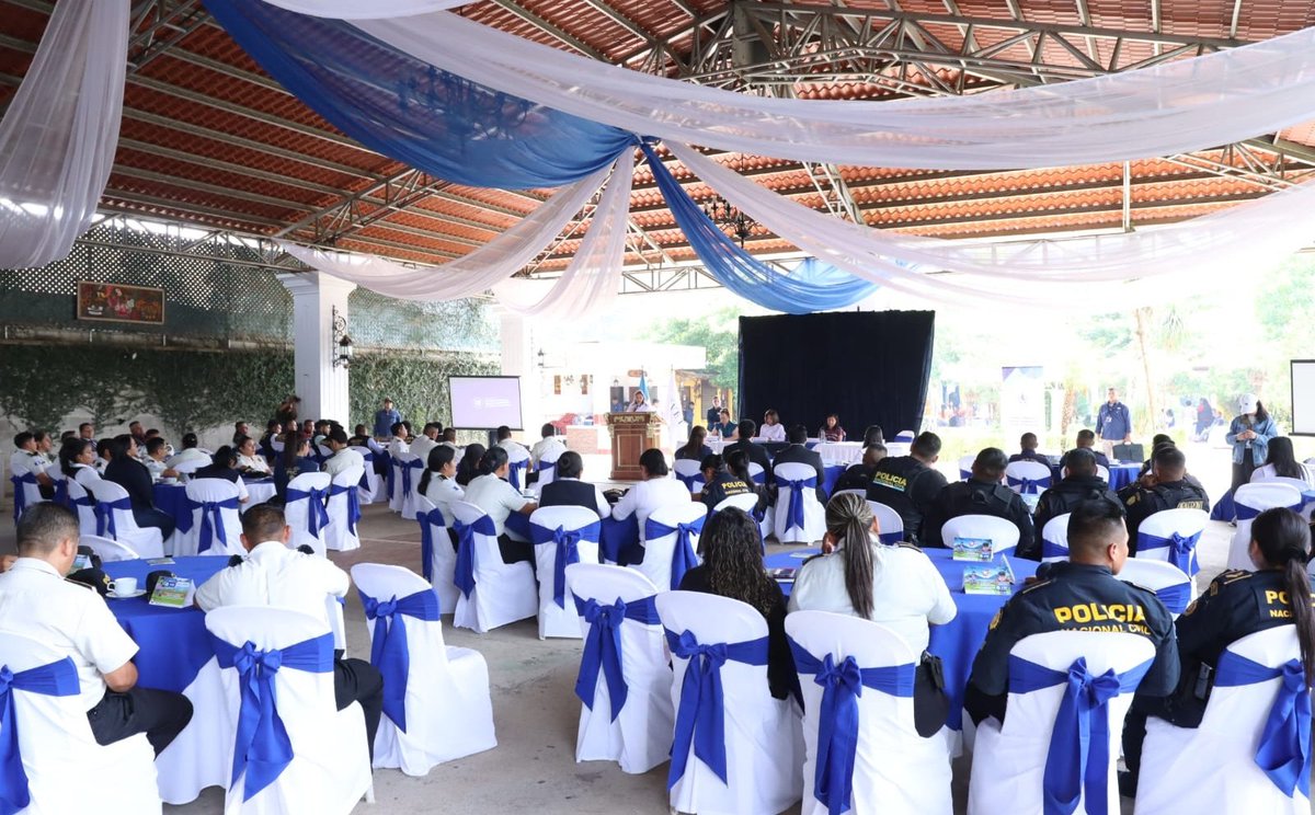 Con la presencia de la Vicepresidenta <a href="/KarinHerreraVP/">Karin Herrera</a>, se inaugura el Seminario "Fortalecimiento de Capacidades de <a href="/PNCdeGuatemala/">PNC de Guatemala</a> en delitos de Violencia Sexual, Explotación y Trata de Personas", para mejorar la actuación policial en Chimaltenango ante estos delitos.