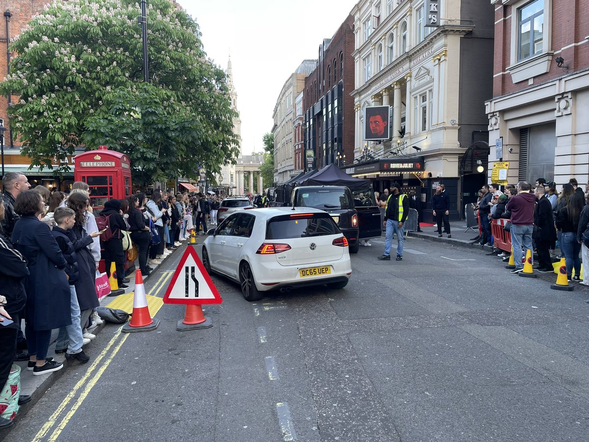 Here @dukeofyorksLDN for @RomeoJulietLDN and it’s safe to say #TomHolland draws a crowd. Cumberbatch et al were never like this. Review tomorrow on standard.co.uk and @ESCulture