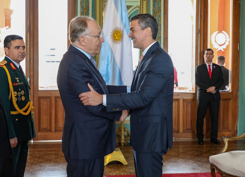 Presidente Peña recibe cartas credenciales de nuevo embajador argentino. ➡️lc.cx/lxwdMc