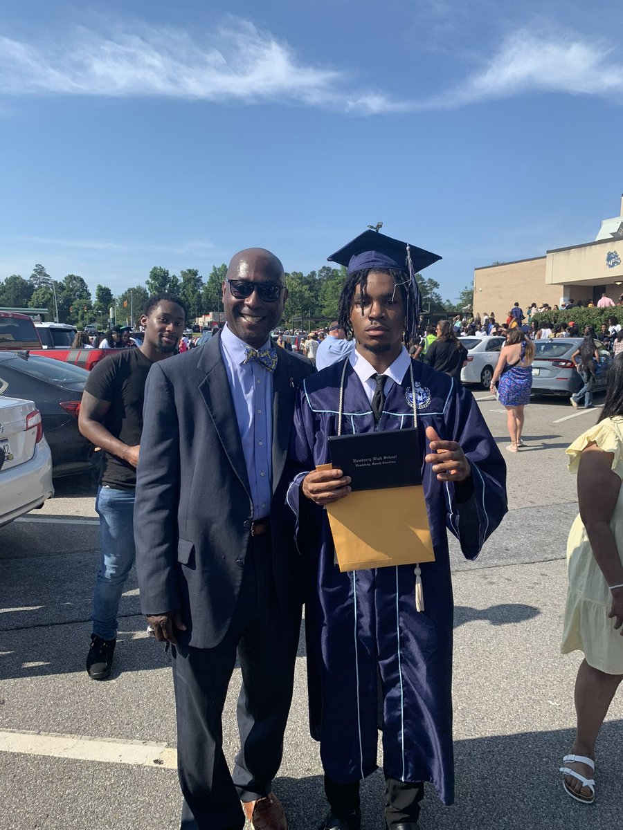 Bulldog_B_Ball's tweet image. Congratulations @DariusElkins on your graduation!