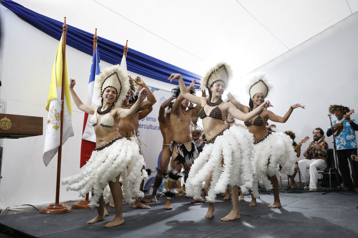 ¡Un aplauso de toda la #ComunidadUC! 👏💙 Esta semana inauguramos en el Campus #SanJoaquínUC la escultura #RapaNui “Hono Maramarama”, del #EstudianteUC de @Antropologia_UC, Enerike Ngaara Te Manu Carrasco Hotu, que refleja la #InterculturalidadUC. Revisa algunos momentos aquí📸👇