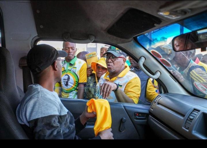 01nhud2's tweet photo. @MYANC [IN PICTURES] ANC Secretary General, Comrade Fikile Mbalula, and ANC NEC Member, Comrade Zizi Kodwa, joined ANC volunteers for a blitz and walkabout campaign at the Randfontein Taxi Rank, West Rand region.   

#VoteANC2024  
#LetsDoMoreTogether 
#SiyanqobaRally 
#ANC2024 https://t.co/lkpy3efK6Q