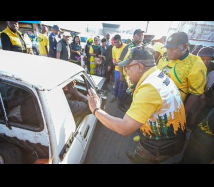 01nhud2's tweet photo. @MYANC [IN PICTURES] ANC Secretary General, Comrade Fikile Mbalula, and ANC NEC Member, Comrade Zizi Kodwa, joined ANC volunteers for a blitz and walkabout campaign at the Randfontein Taxi Rank, West Rand region.   

#VoteANC2024  
#LetsDoMoreTogether 
#SiyanqobaRally 
#ANC2024 https://t.co/lkpy3efK6Q