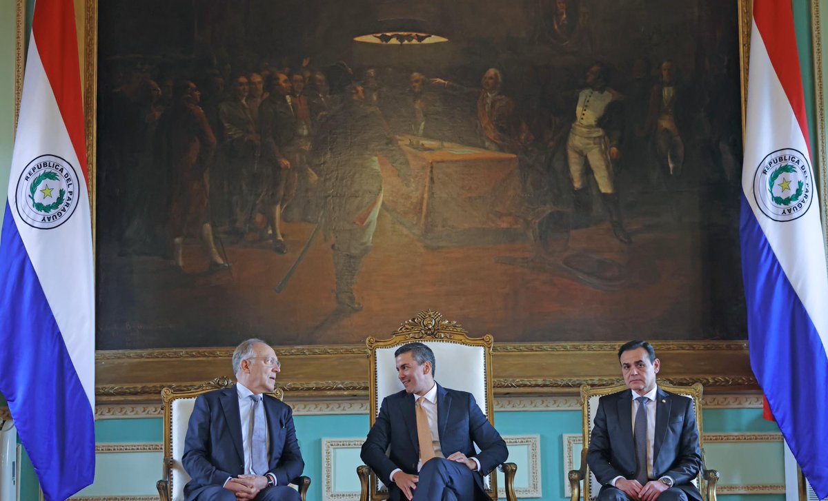 El presidente de la República, @SantiPenap, recibió este jueves las cartas credenciales del nuevo embajador concurrente de #Argentina ante el Gobierno paraguayo. El acto se realizó en la mañana de este jueves en Palacio de Gobierno y además del mandatario contó con la presencia