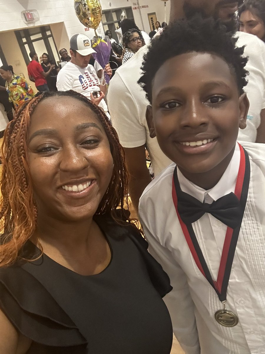 kelsedwards1016's tweet photo. 6th grade here they come!!! 🎉❤️ @IsonSpringsES @LakashaLee @TruesdaleAP #fcs #hawks #movingup https://t.co/6Xw0TAGhSn