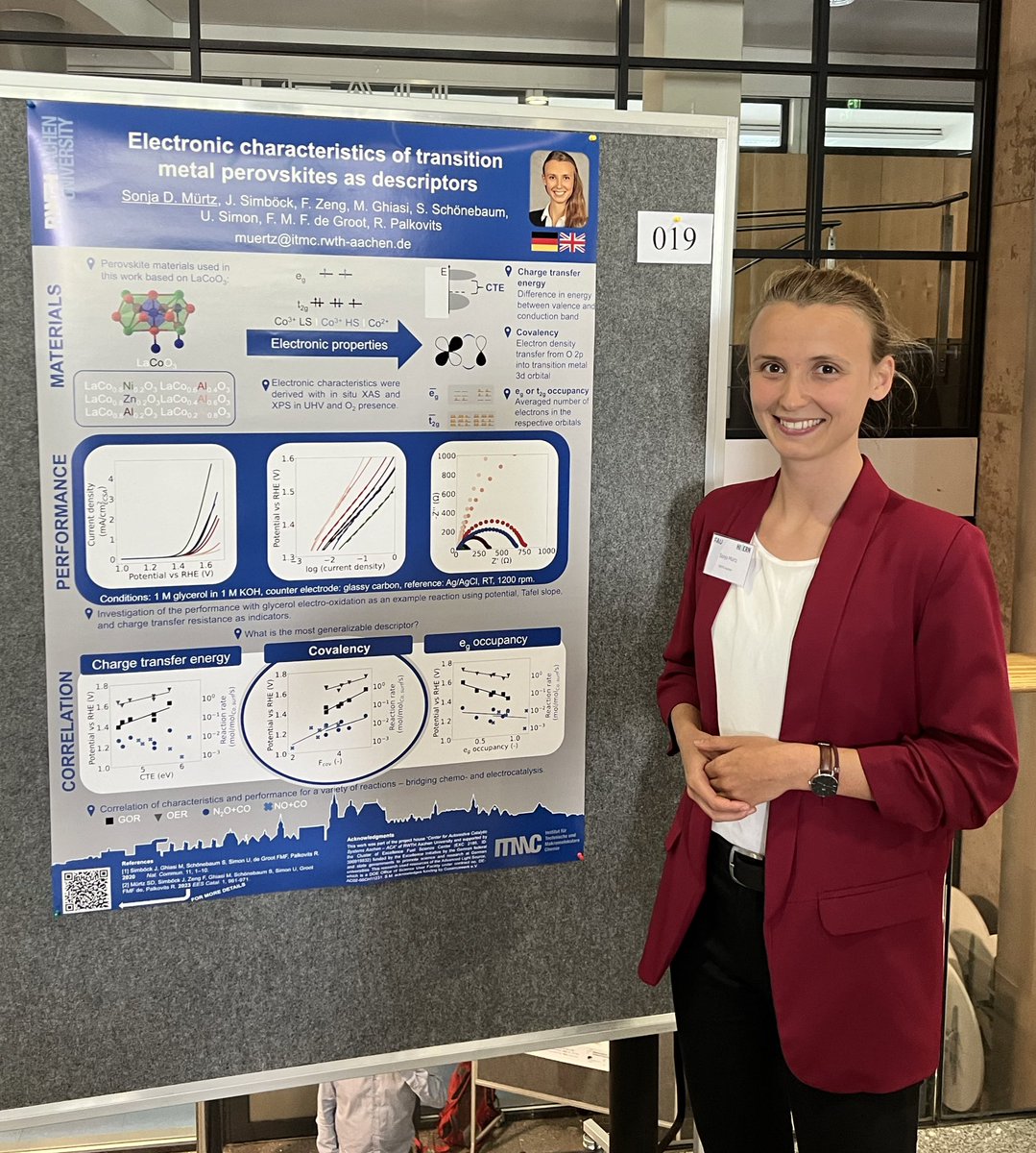 Sonja presenting her work on descriptors in Electro- and Chemocatalysis at Electrocatalysis2024 @fuelsciencenter @RWTH pubs.rsc.org/en/content/art…