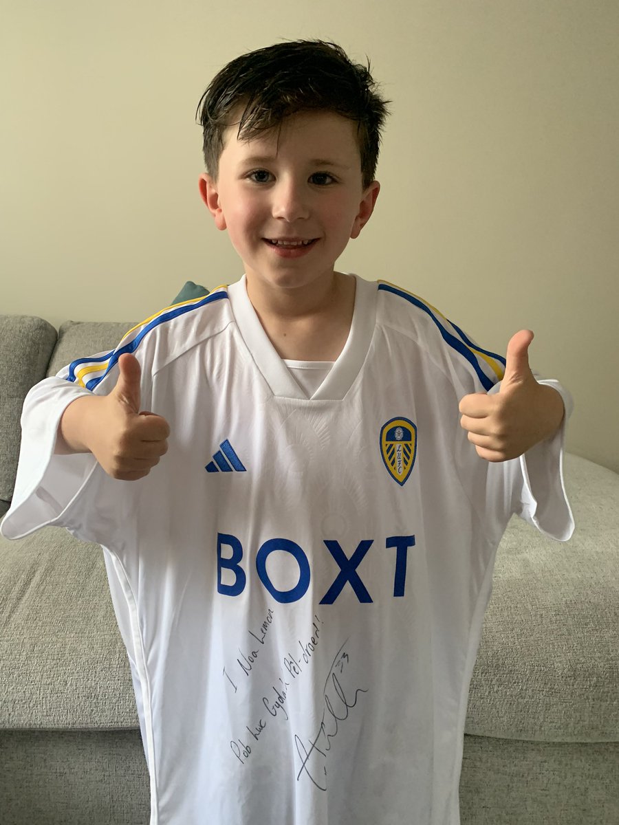 Happiest little boy on the planet today after getting his signed jersey from the Cymro 🏴󠁧󠁢󠁷󠁬󠁳󠁿 and Leeds defender 🔵🟡 <a href="/ConnorRobs/">Connor Roberts</a> Diolch 👍👍