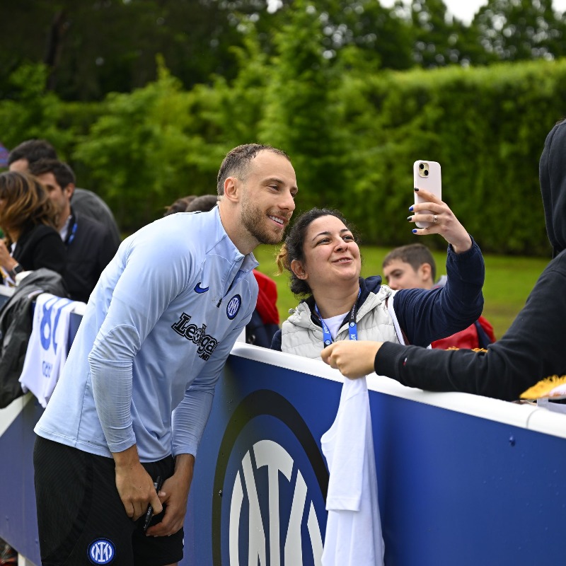 Inter's tweet photo. Giorno speciale ed emozionante per la famiglia dei Partner Nerazzurri che, nella giornata di oggi, è stata ospite ad Appiano Gentile in occasione dell’Appiano Day 🤝

#ForzaInter #IMPartner