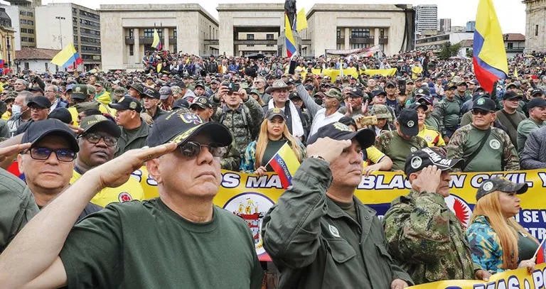 Este domingo saldrán las reservas del ejército y de la policía hacer presencia en las calles en toda Colombia 🇨🇴 Si apoyas a los veteranos comparte esta información. Que Gustavo Petro entienda que el pueblo colombiano no está solo, la guerrilla no puede apoderarse del país…