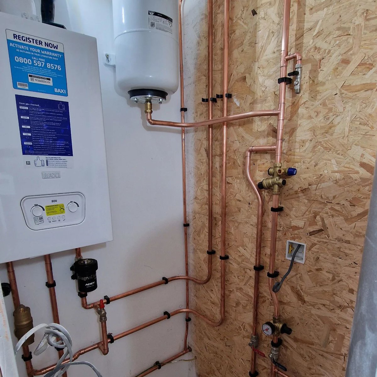 UKTalon's tweet photo. We love seeing an installation in progress. Check out this smart work from @pointy_plumber ๐ Using the superb duo of a Hinged Clip and Spacer๐ค
Contact us to find your local stockist
(link in bio)
#plumbing #plumber #plumbersofinstagram #plumbingservices #copperpipe https://t.co/B7DfX7jDc1