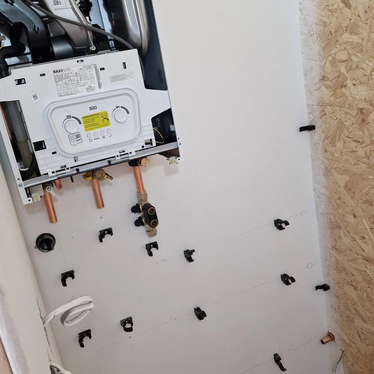 UKTalon's tweet photo. We love seeing an installation in progress. Check out this smart work from @pointy_plumber ๐ Using the superb duo of a Hinged Clip and Spacer๐ค
Contact us to find your local stockist
(link in bio)
#plumbing #plumber #plumbersofinstagram #plumbingservices #copperpipe https://t.co/B7DfX7jDc1