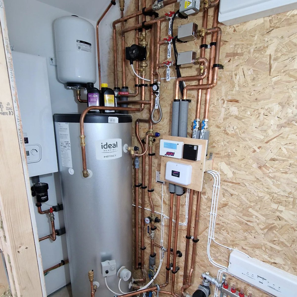 UKTalon's tweet photo. We love seeing an installation in progress. Check out this smart work from @pointy_plumber ๐ Using the superb duo of a Hinged Clip and Spacer๐ค
Contact us to find your local stockist
(link in bio)
#plumbing #plumber #plumbersofinstagram #plumbingservices #copperpipe https://t.co/B7DfX7jDc1