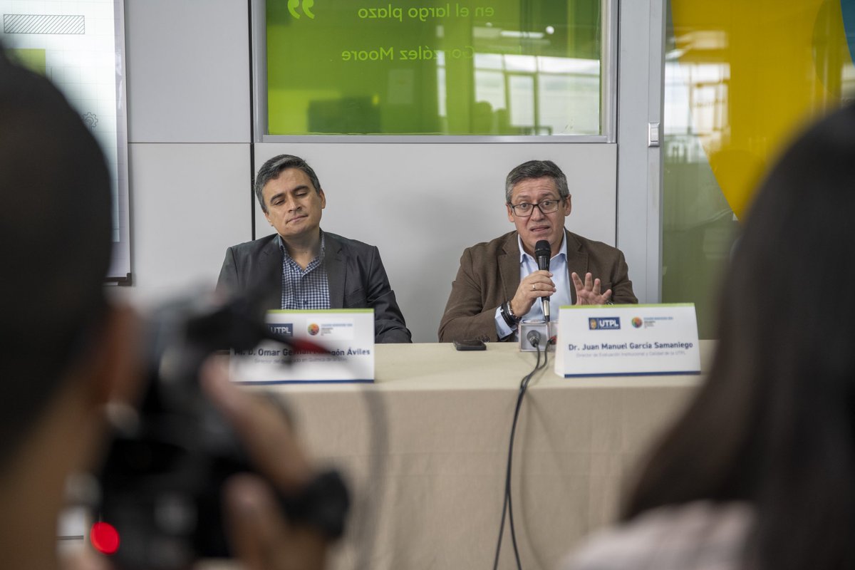 🗣️A su vez, el Dr. Darío Cruz, director de la carrera de Biología♻️, destacó los resultados de los proyectos desarrollados por la universidad 📉en el estudio de microorganismos, como los 🍄‍🟫hongos, y su potencial para el bioemprendimiento y la bioeconomía.