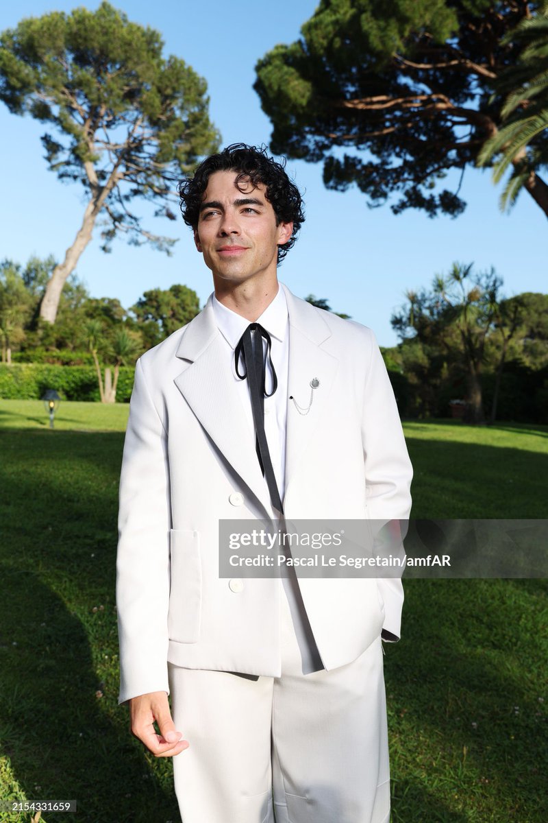 LeahEchelon's tweet photo. Joe Jonas being effortlessly gorgeous, what’s new? https://t.co/lqYX2Y6bjZ