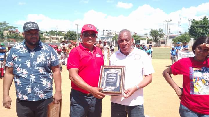 La Liga Deportiva Héctor Rodríguez, le hizo un Grandioso Reconocimiento a Roberto Ramírez, Presidente de FEDOCLUBES, por su siempre respaldo a las Instituciones que trabajan a favor del desarrollo de la niñez y la Juventud a nivel nacional.