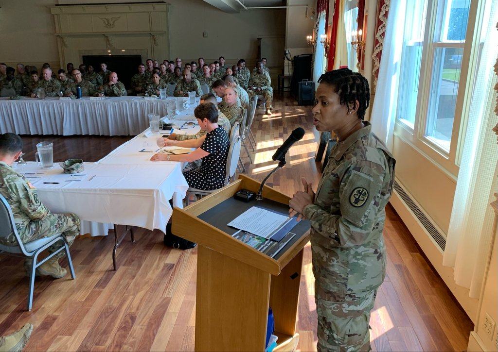 FortLeeUSArmy's tweet image. 𝐂𝐋𝐈𝐅 𝐧𝐨𝐭𝐞𝐬: 

The Community Leader Information Forum brought together command teams for questions and answers on various events (such as the upcoming 100% housing inspection) and subjects of interest.

Read the story and view the event slides➡army.mil/article/276589