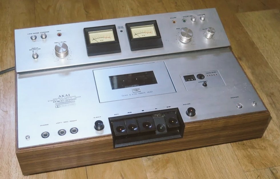 Good morrow Twittersphere! Do any Dublin peepz happen to have a working tape deck (with line-in) that could be employed for a quick digital -> cassette transfer this weekend? For a show...please RT! 🙏