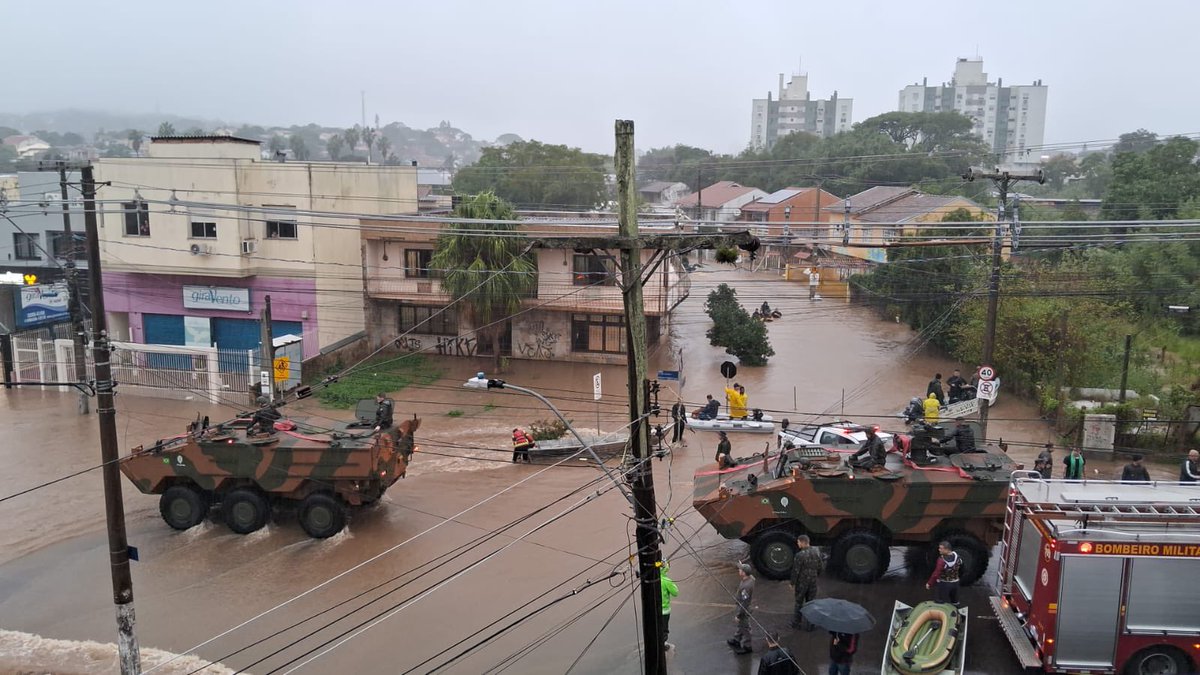 deboraely's tweet photo. É inacreditável. Avenidas Cavalhada com Otto Niemeyer, na zona sul de Porto Alegre, agora. Local ainda não tinha alagado nesta enchente.

Imagens do Diego Vara, da Reuters. https://t.co/aieOoLQfSV