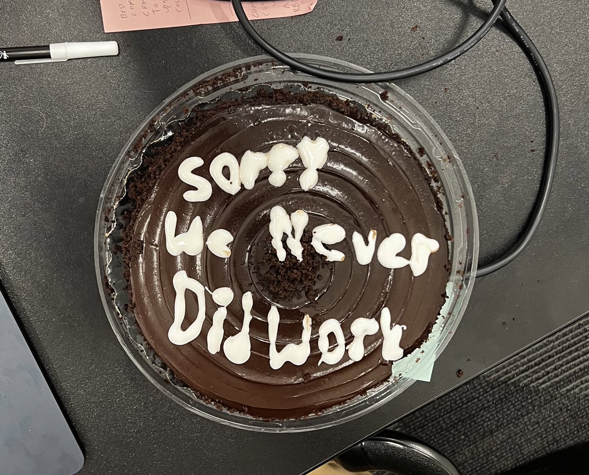 Однокласники принесли вчителю торт з натписю «вибачте що ми ніколи нічого не робили»😭
