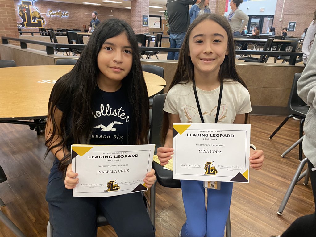 lvms_library's tweet photo. Our top readers this year! Have a great summer, @lakeviewms, and keep reading! 🖤💛📚 #LVMSReads #LISDLib #leavealeopardprint🐾
(Not pictured: 8th grade top reader, Angel R.) https://t.co/mWnidXeGQB
