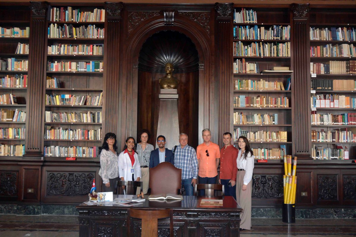 Delegación de Doctores en Ciencias de Universidad de Transilvania <a href="/unitbv/">Univ. Transilvania</a>, de #Rumanía🇷🇴, visitó hoy el Capitolio Nacional, acompañada por el diputado Ian Pedro Carbonell <a href="/maxsilence/">Ian Pedro Carbonell</a>, y por <a href="/OrtizIbel/">Ibel Ortíz Salatti</a> 

✅Visitan nuestro país con el objetivo de fortalecer colaboración académica