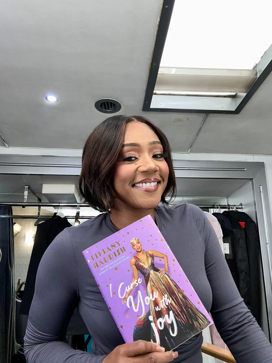 Did everybody get their copy of #icurseyouwithjoy yet? Send me pics of you reading and let me know your favorite essays. I wanna see something 👀 ✨