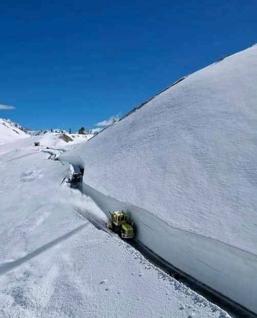 #neige : déneigement du col du Petit-Saint-Bernard (2188 m-Savoie-France) ! 📷Hervé Gaymard, via le groupe des Climato-Réalistes / Fb.