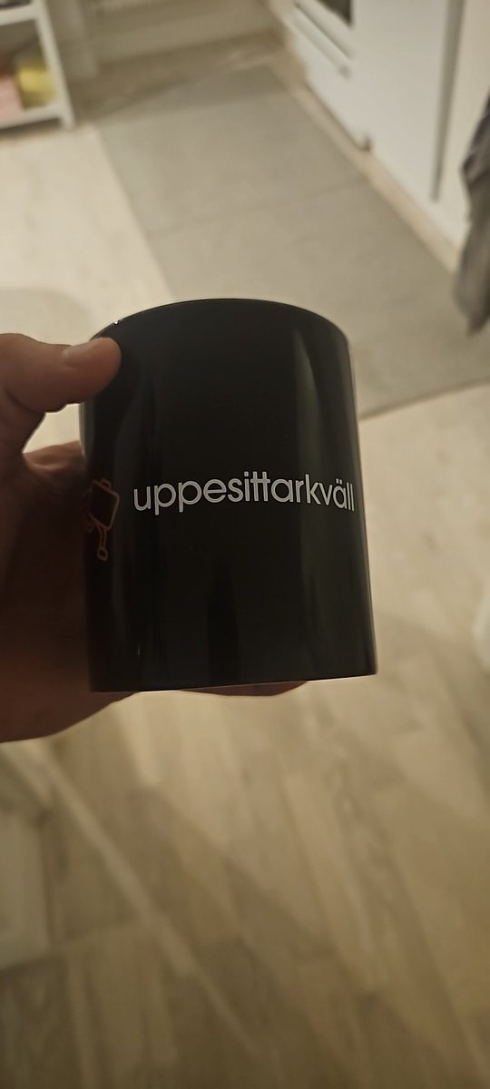 Muggtävling! Allt som behövs för att deltaga är en... RT! ❤️ Så drar vi en slumpvis vinnare.  Veckans avsnitt finns här: youtube.com/live/AOTy8RS1V…

#Uppesittarkväll